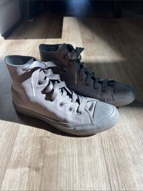 High-Top Suede Converse Sneakers in Light Gray, size 8 Women’s/ 6 Men’s